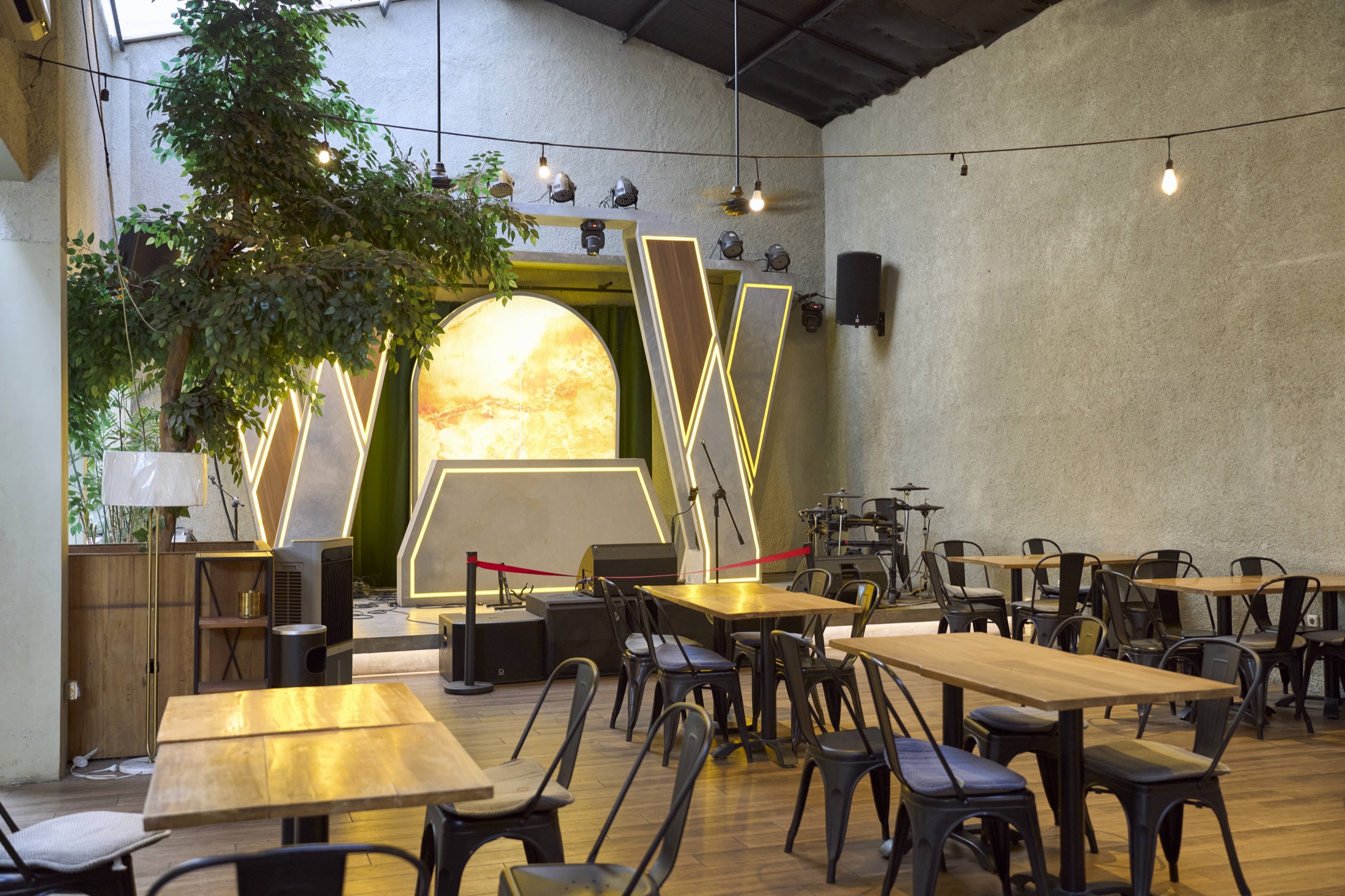 Area panggung dan meja Lokal Folk untuk live music malam